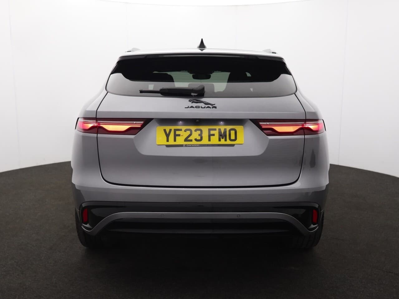Jaguar F-Pace 2.0 D200 MHEV R-Dynamic HSE Black — image 9