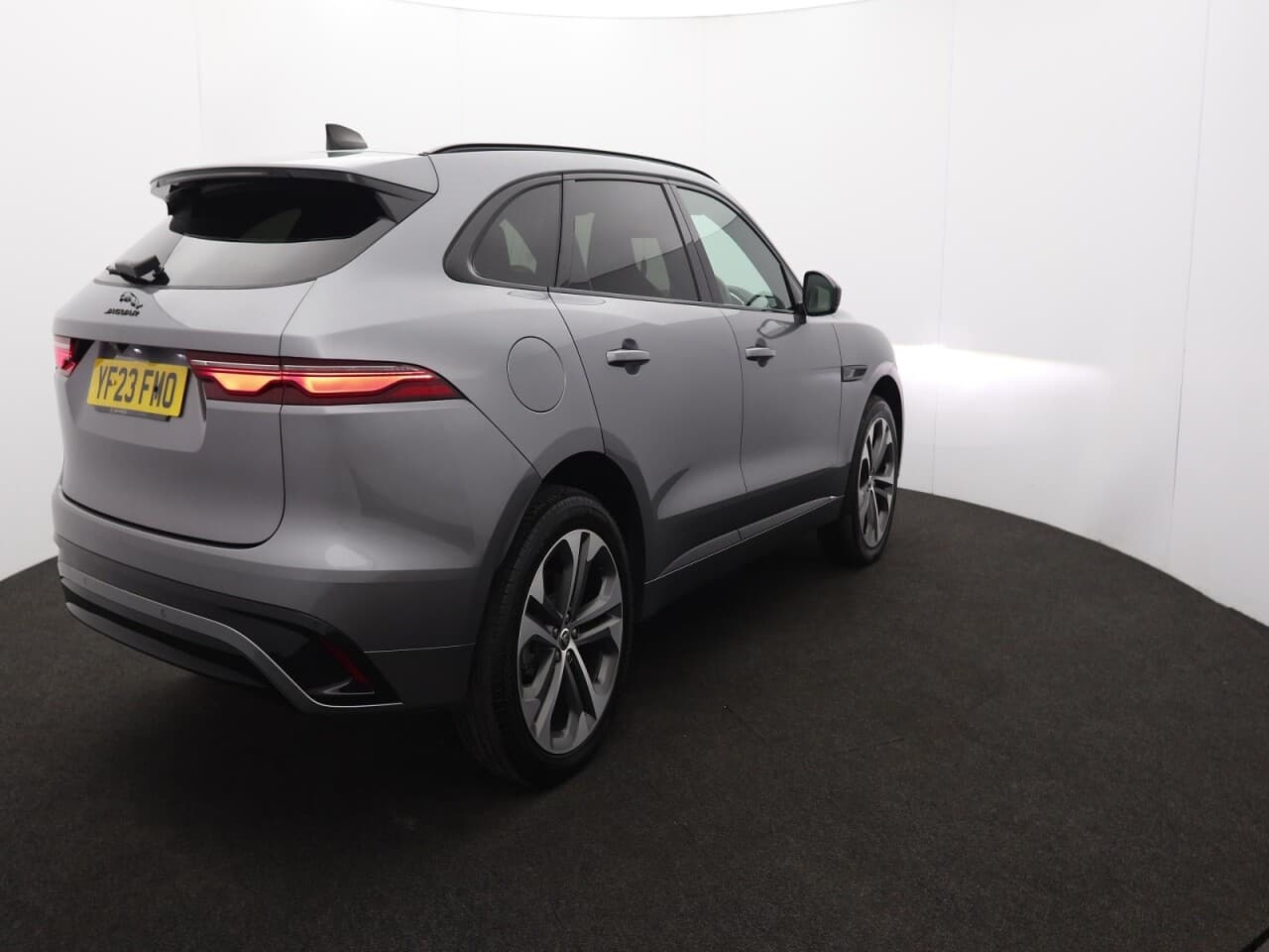 Jaguar F-Pace 2.0 D200 MHEV R-Dynamic HSE Black — image 10