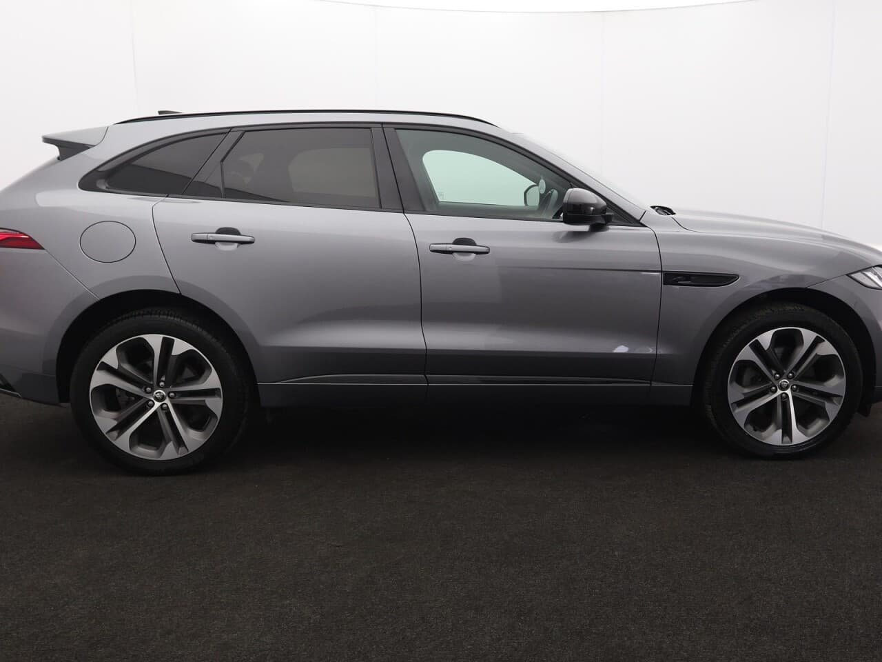 Jaguar F-Pace 2.0 D200 MHEV R-Dynamic HSE Black — image 11