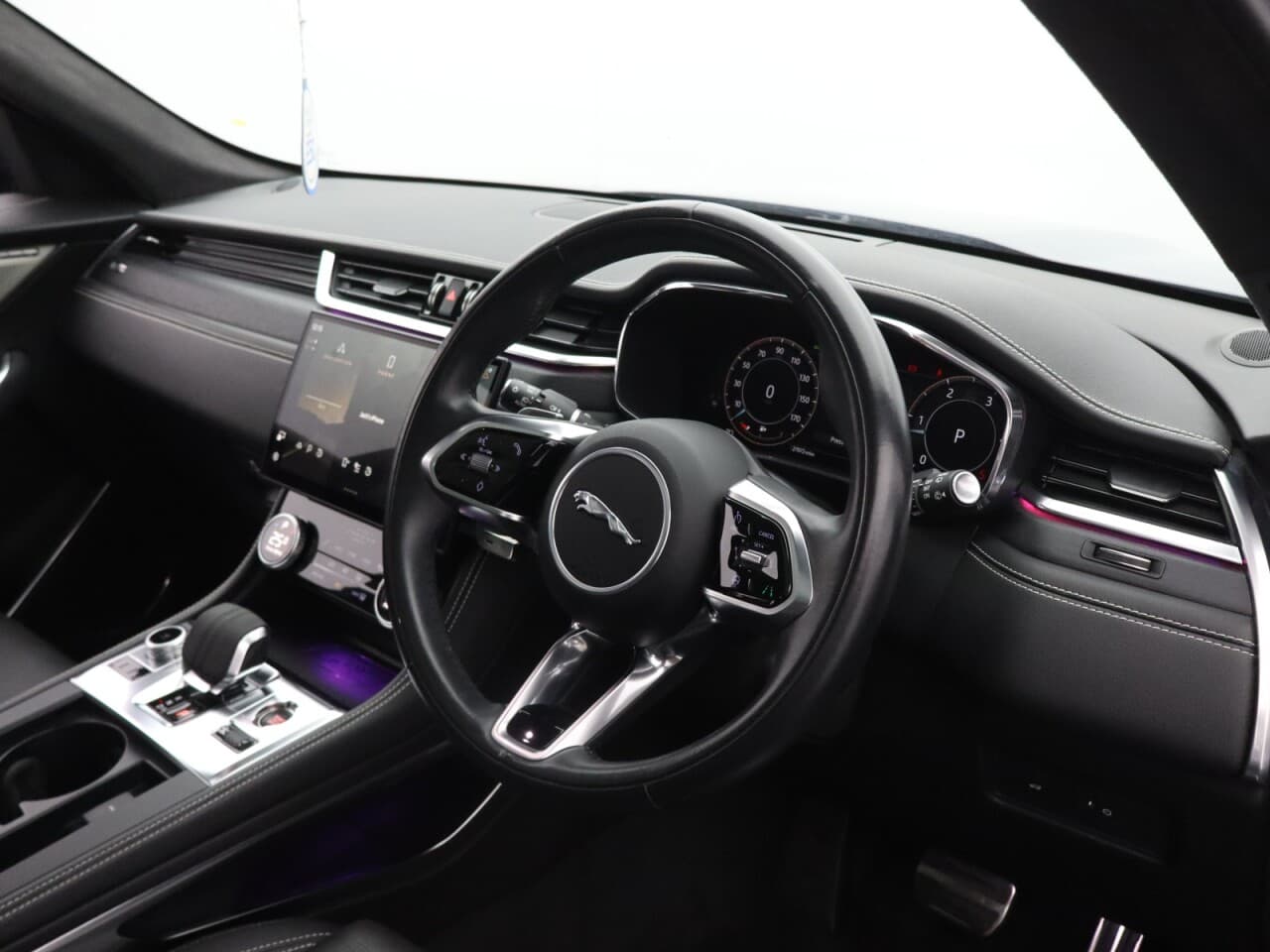 Jaguar F-Pace 2.0 D200 MHEV R-Dynamic HSE Black — image 14