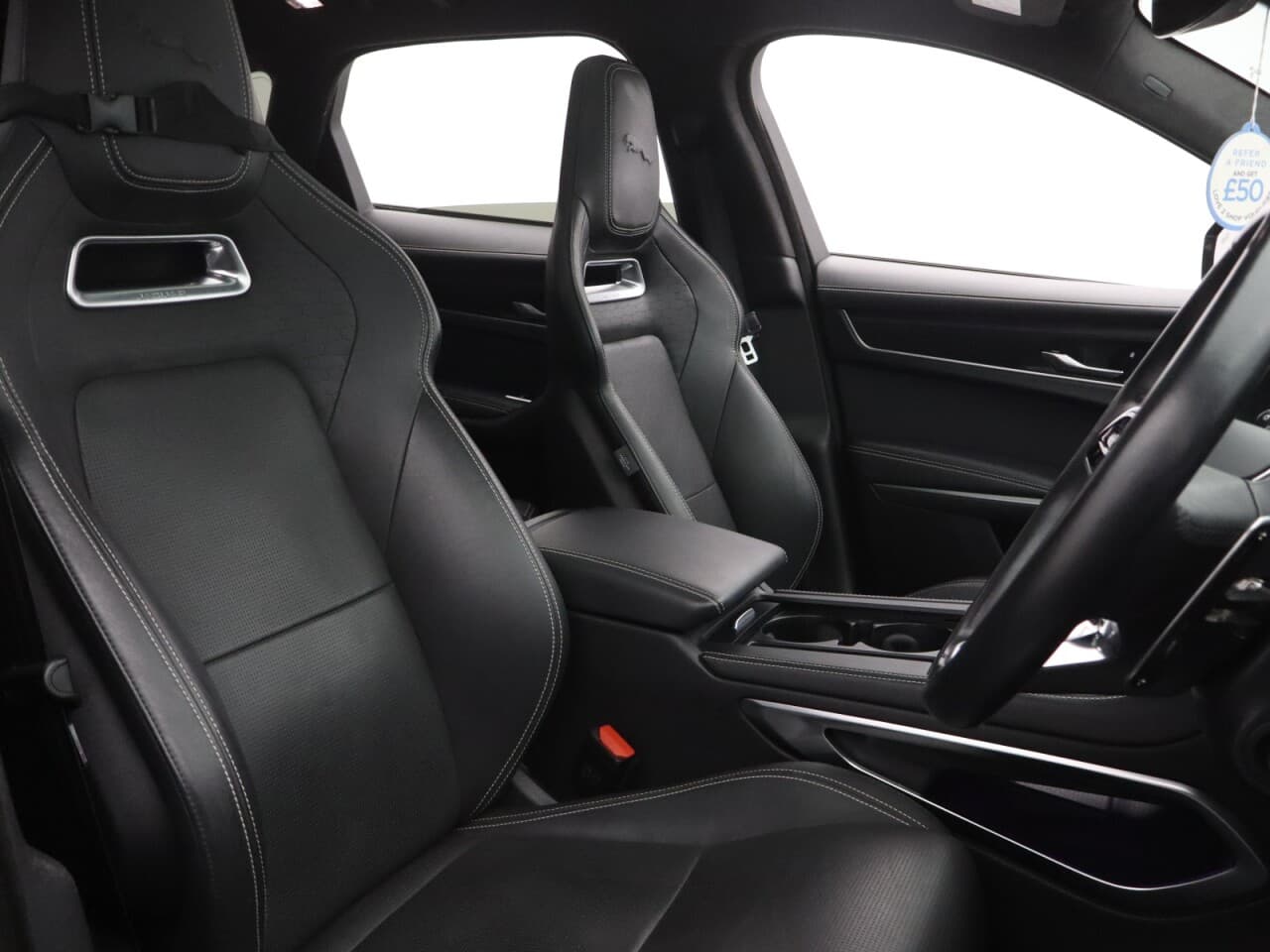 Jaguar F-Pace 2.0 D200 MHEV R-Dynamic HSE Black — image 15