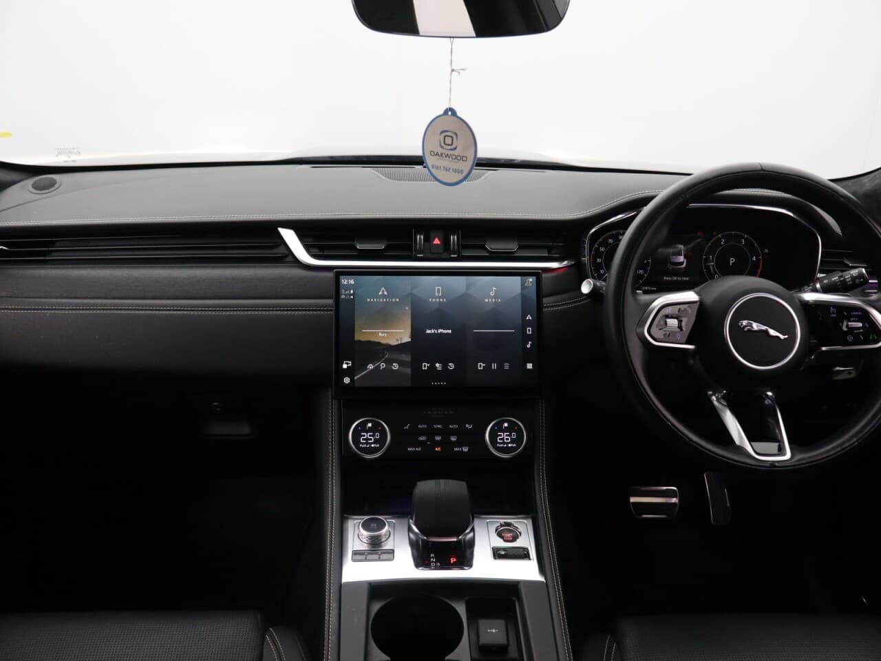 Jaguar F-Pace 2.0 D200 MHEV R-Dynamic HSE Black — image 12