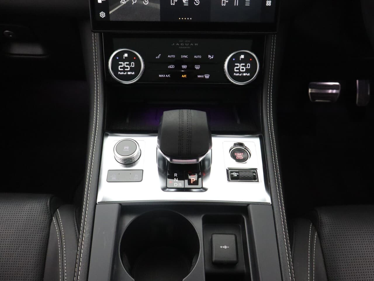 Jaguar F-Pace 2.0 D200 MHEV R-Dynamic HSE Black — image 17
