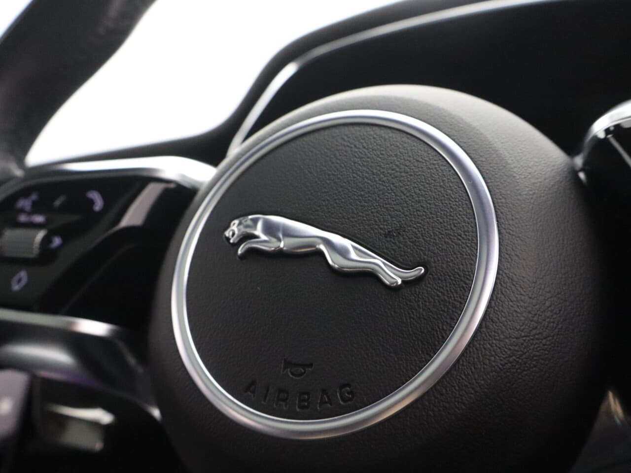 Jaguar F-Pace 2.0 D200 MHEV R-Dynamic HSE Black — image 18