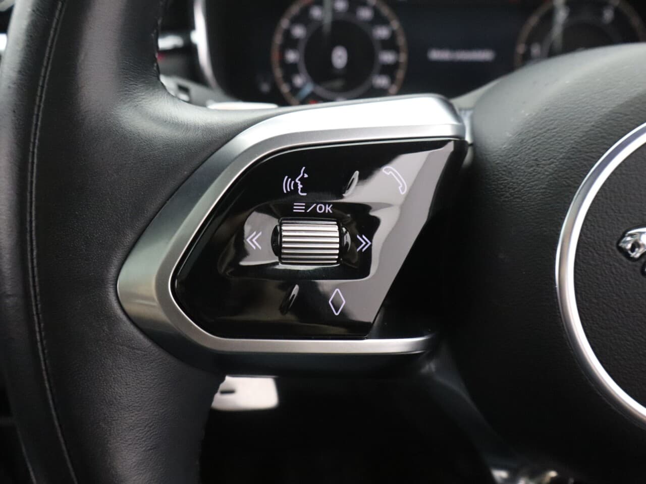 Jaguar F-Pace 2.0 D200 MHEV R-Dynamic HSE Black — image 20