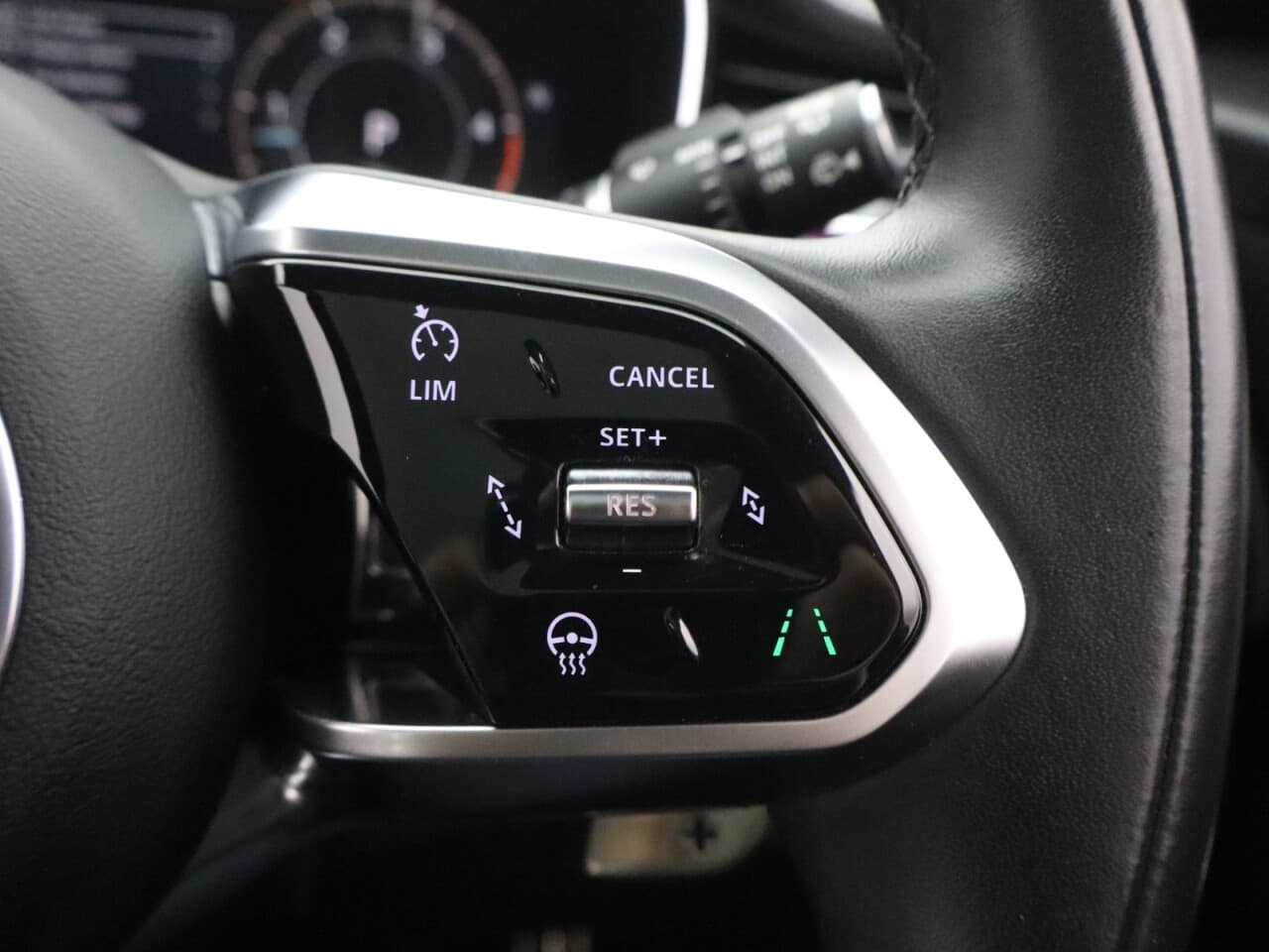 Jaguar F-Pace 2.0 D200 MHEV R-Dynamic HSE Black — image 21