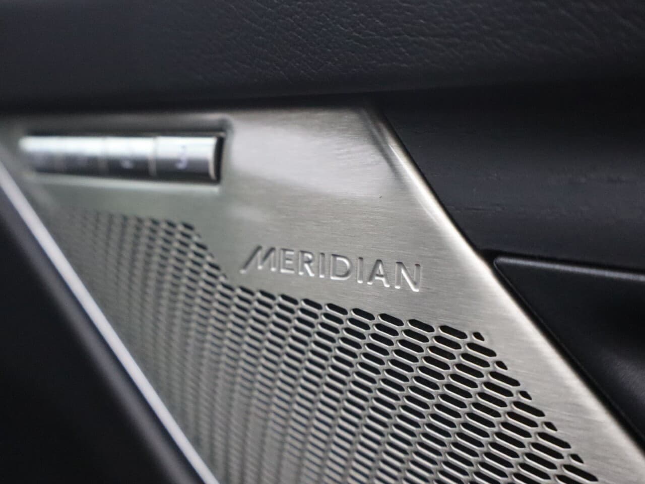 Jaguar F-Pace 2.0 D200 MHEV R-Dynamic HSE Black — image 24