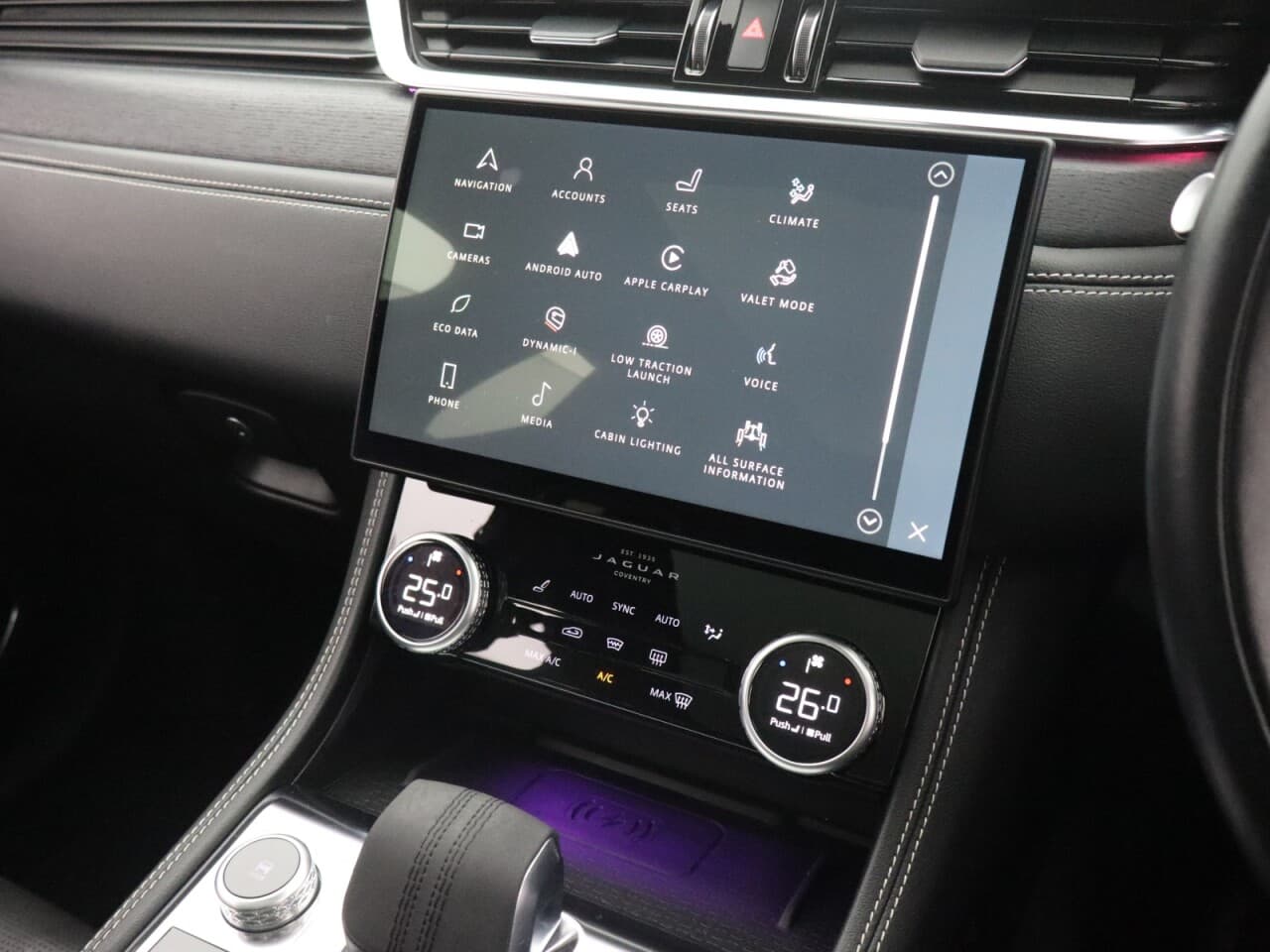 Jaguar F-Pace 2.0 D200 MHEV R-Dynamic HSE Black — image 27