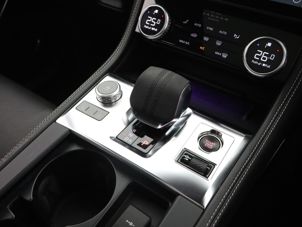 Jaguar F-Pace 2.0 D200 MHEV R-Dynamic HSE Black — image 28
