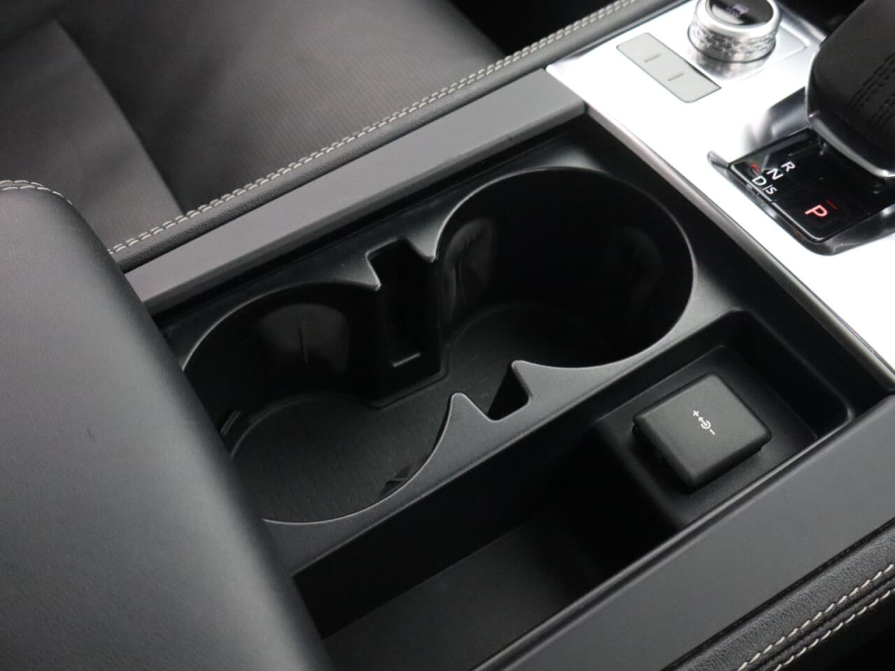 Jaguar F-Pace 2.0 D200 MHEV R-Dynamic HSE Black — image 30