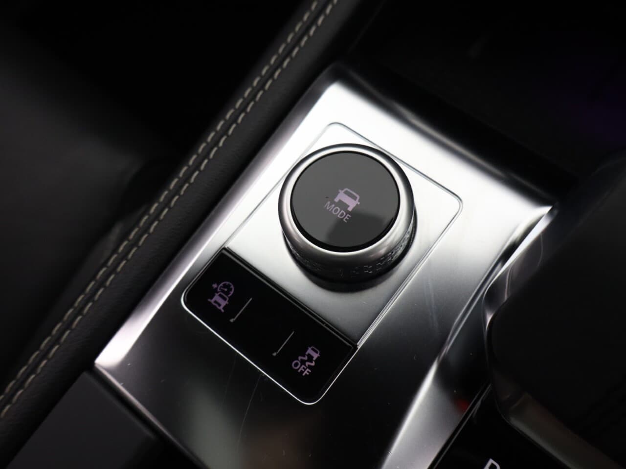 Jaguar F-Pace 2.0 D200 MHEV R-Dynamic HSE Black — image 32
