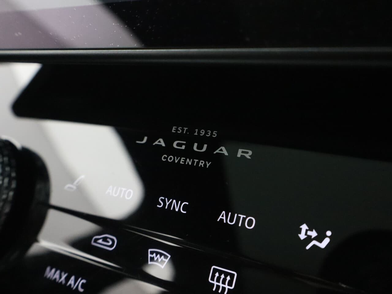 Jaguar F-Pace 2.0 D200 MHEV R-Dynamic HSE Black — image 35