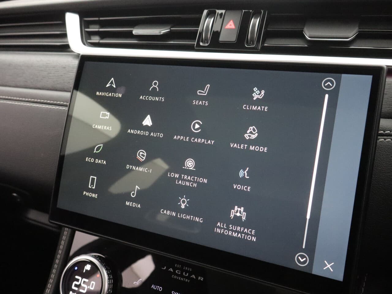 Jaguar F-Pace 2.0 D200 MHEV R-Dynamic HSE Black — image 38