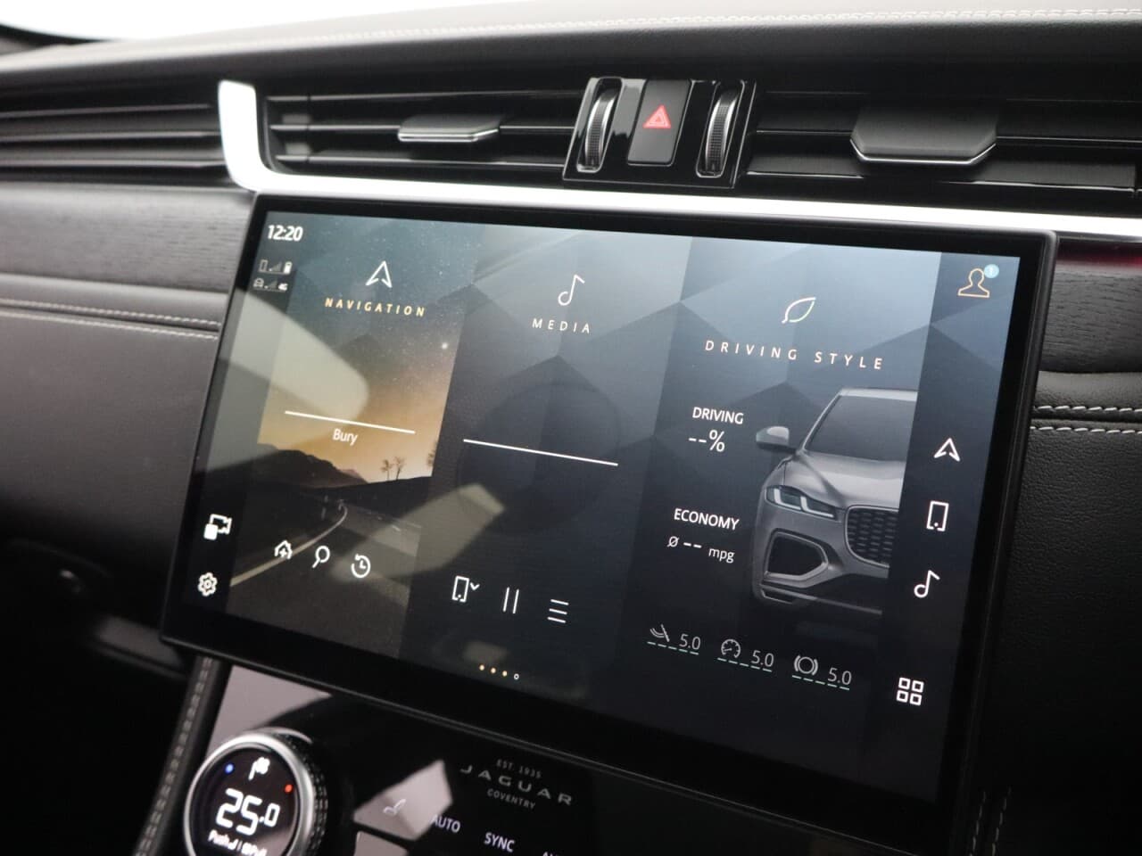 Jaguar F-Pace 2.0 D200 MHEV R-Dynamic HSE Black — image 40