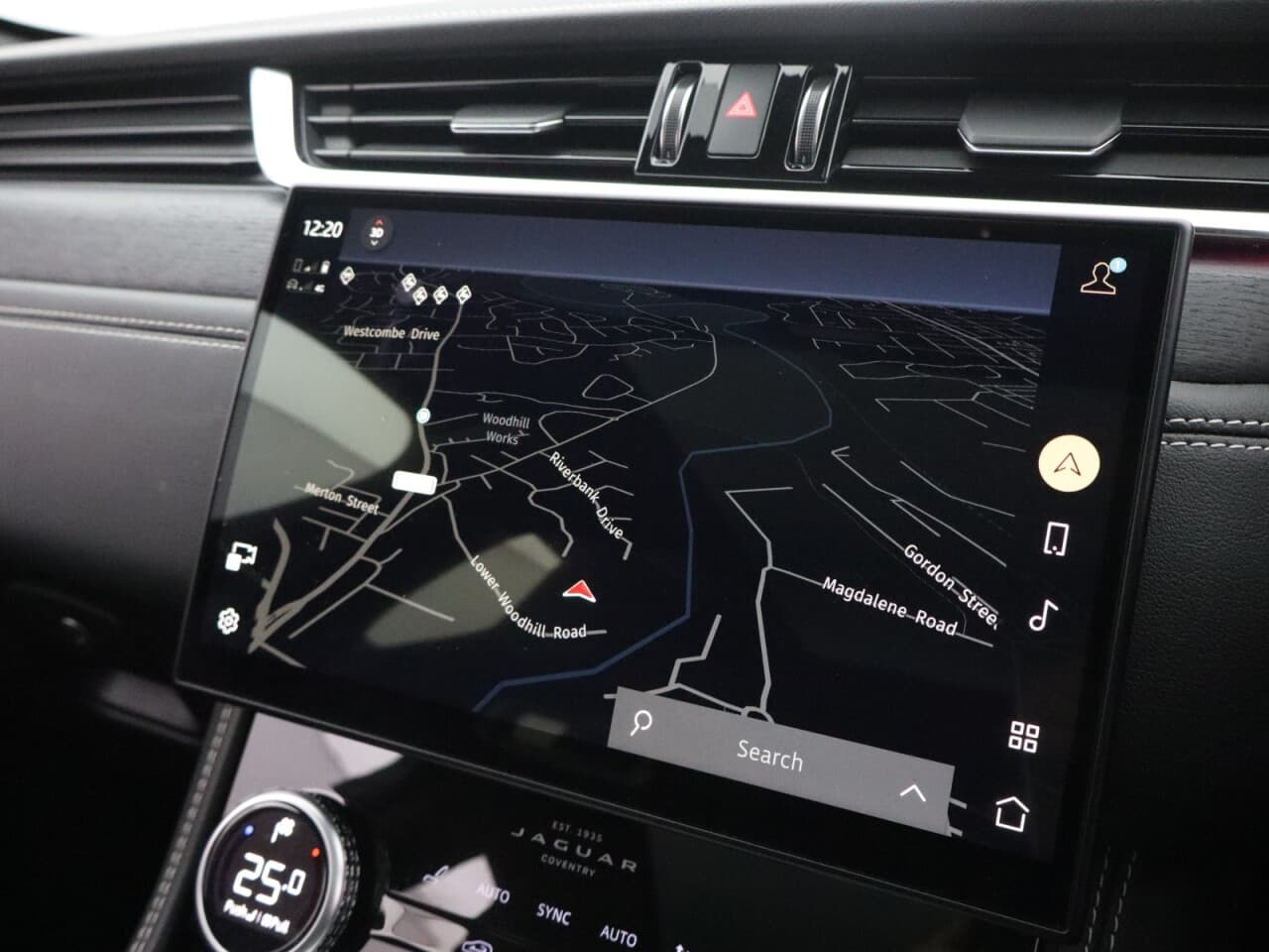 Jaguar F-Pace 2.0 D200 MHEV R-Dynamic HSE Black — image 41