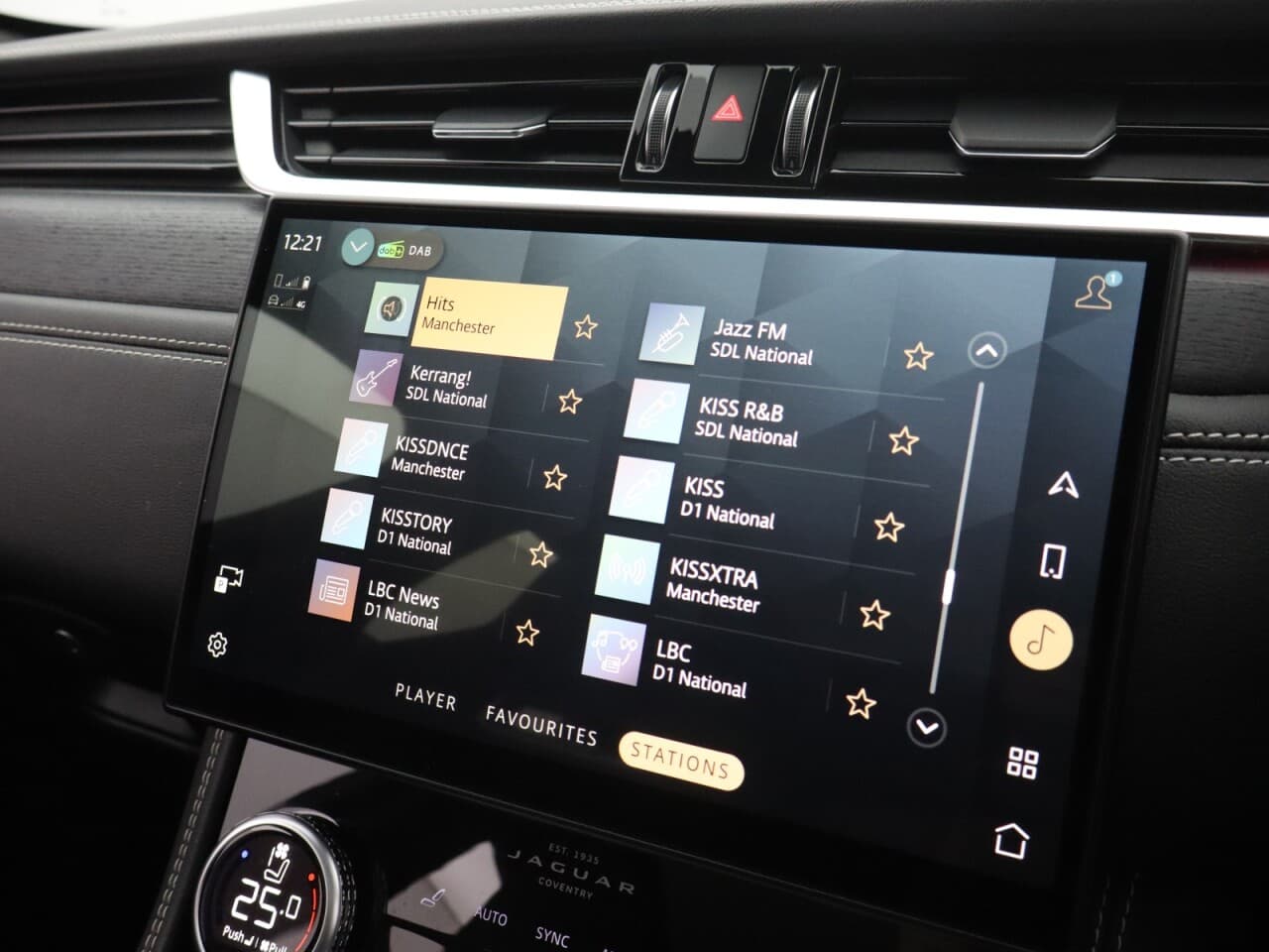 Jaguar F-Pace 2.0 D200 MHEV R-Dynamic HSE Black — image 45