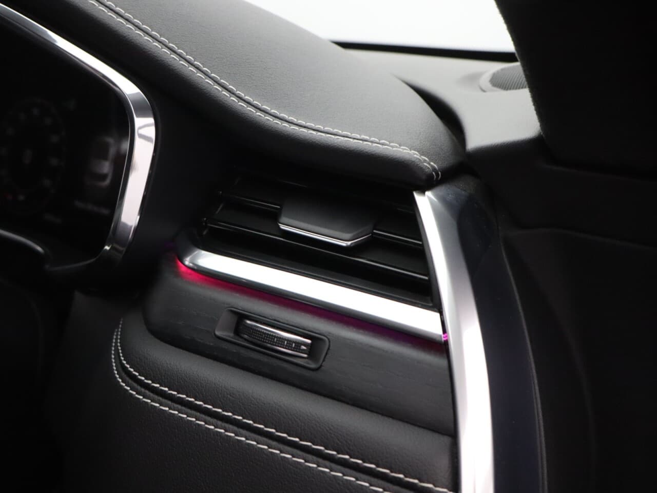 Jaguar F-Pace 2.0 D200 MHEV R-Dynamic HSE Black — image 57