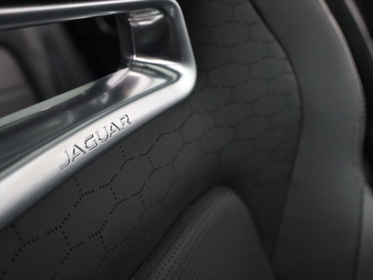 Jaguar F-Pace 2.0 D200 MHEV R-Dynamic HSE Black — image 58