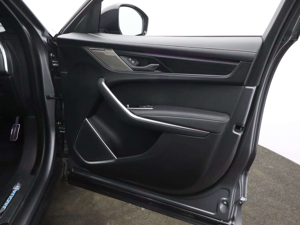 Jaguar F-Pace 2.0 D200 MHEV R-Dynamic HSE Black — image 65