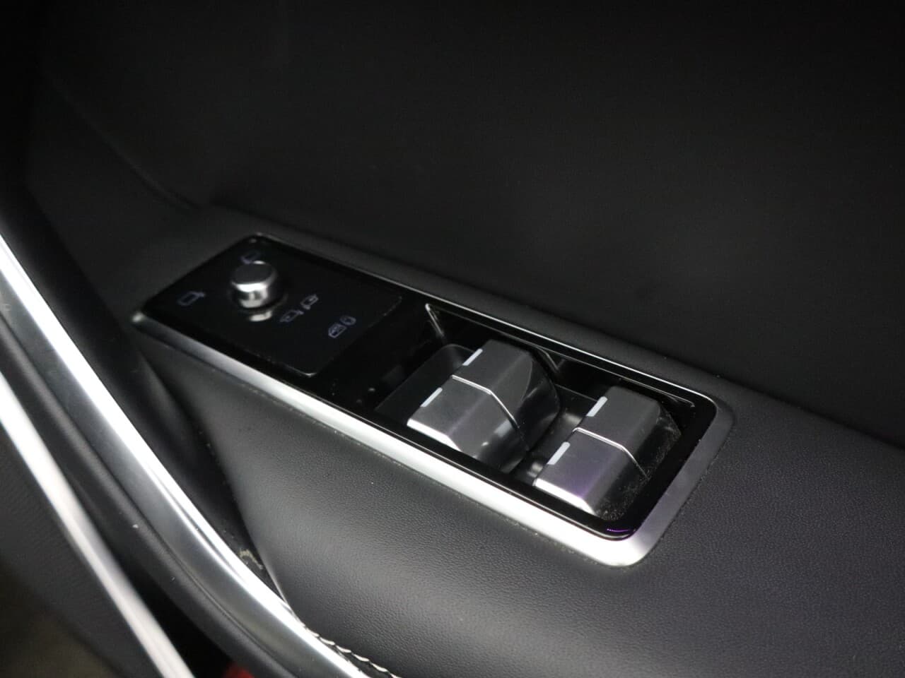 Jaguar F-Pace 2.0 D200 MHEV R-Dynamic HSE Black — image 66