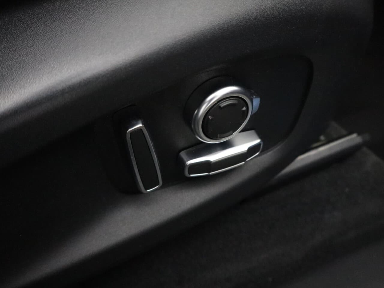 Jaguar F-Pace 2.0 D200 MHEV R-Dynamic HSE Black — image 68