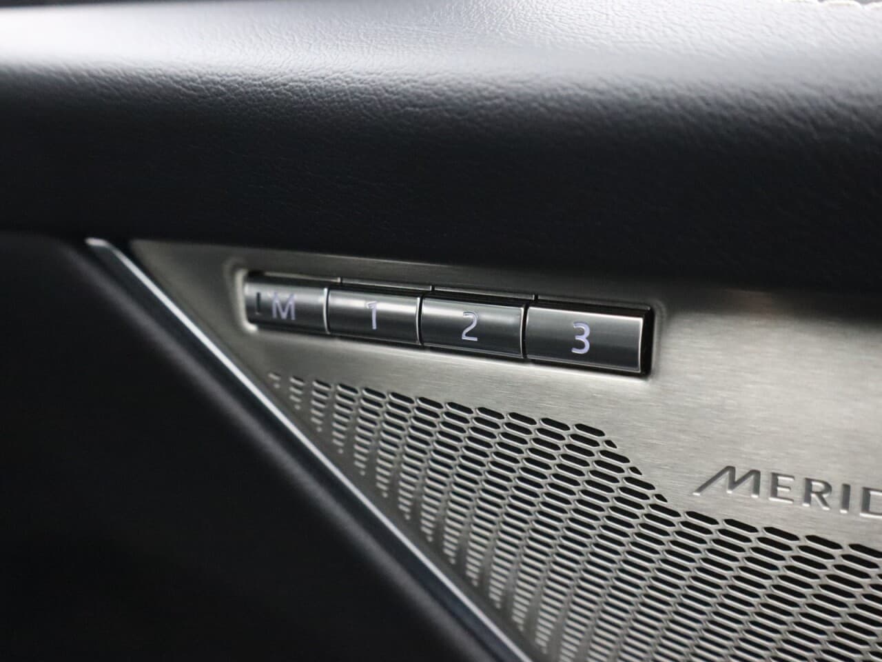Jaguar F-Pace 2.0 D200 MHEV R-Dynamic HSE Black — image 69