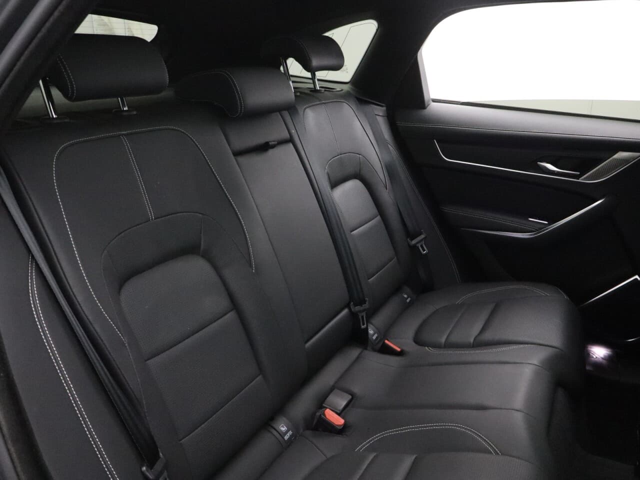 Jaguar F-Pace 2.0 D200 MHEV R-Dynamic HSE Black — image 63