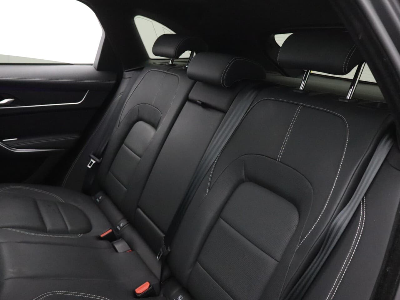 Jaguar F-Pace 2.0 D200 MHEV R-Dynamic HSE Black — image 64