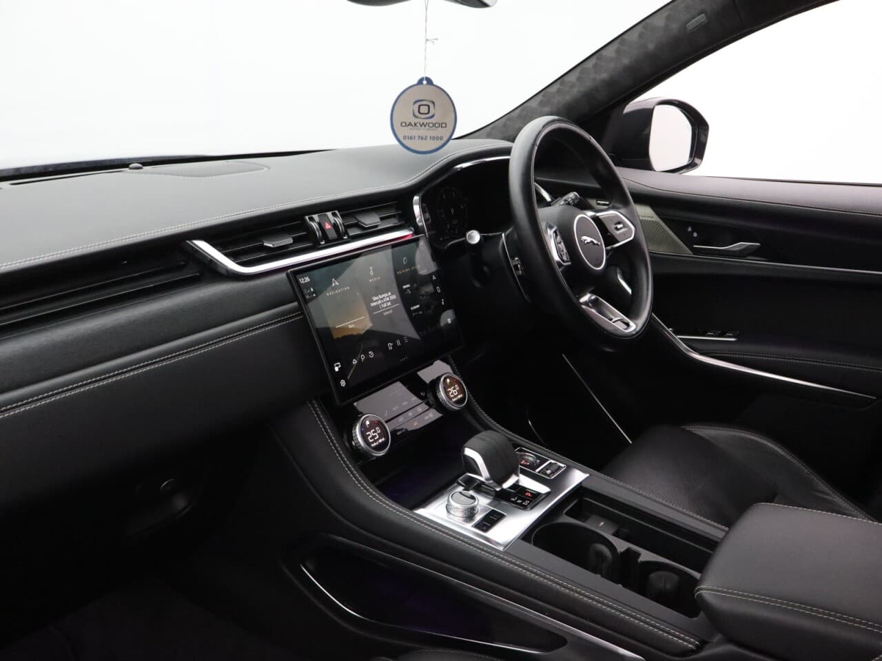 Jaguar F-Pace 2.0 D200 MHEV R-Dynamic HSE Black — image 59
