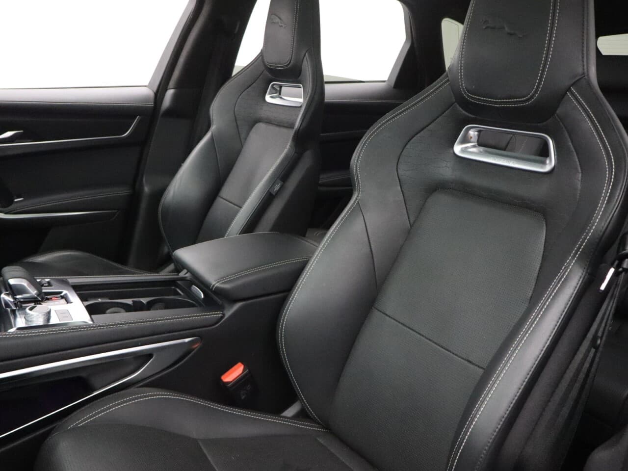 Jaguar F-Pace 2.0 D200 MHEV R-Dynamic HSE Black — image 62