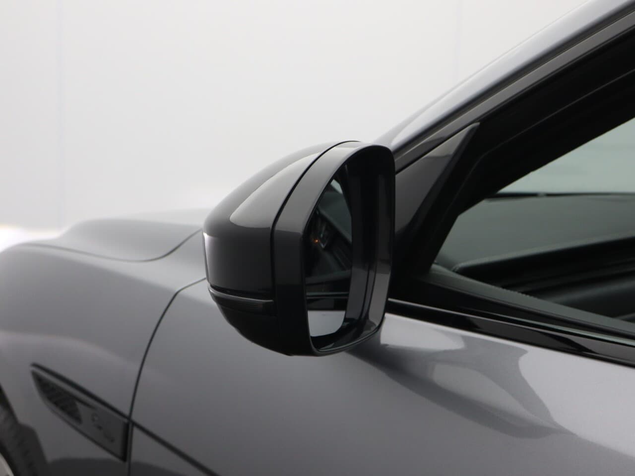 Jaguar F-Pace 2.0 D200 MHEV R-Dynamic HSE Black — image 74