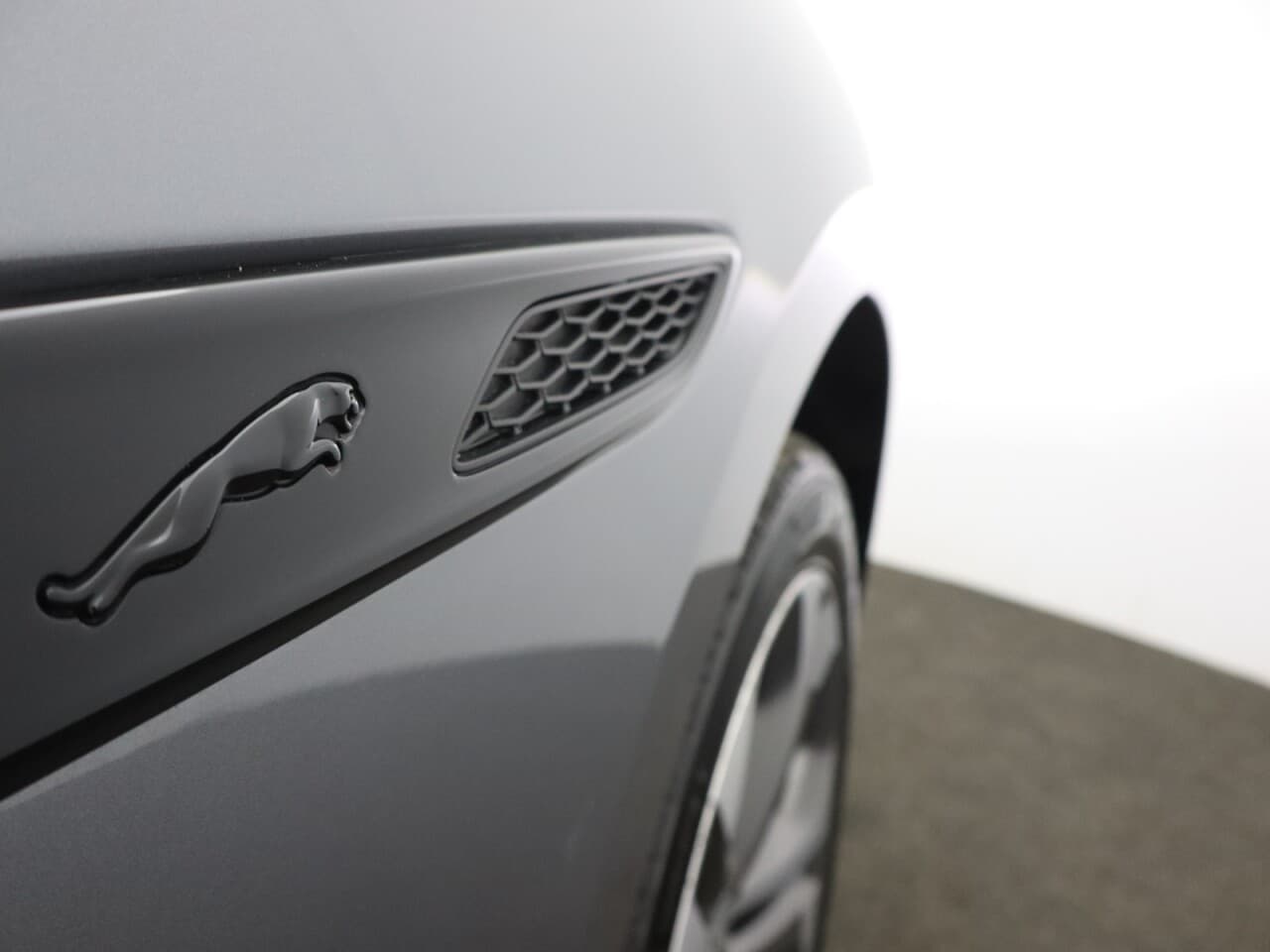 Jaguar F-Pace 2.0 D200 MHEV R-Dynamic HSE Black — image 76