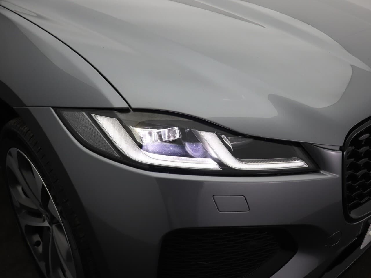Jaguar F-Pace 2.0 D200 MHEV R-Dynamic HSE Black — image 77