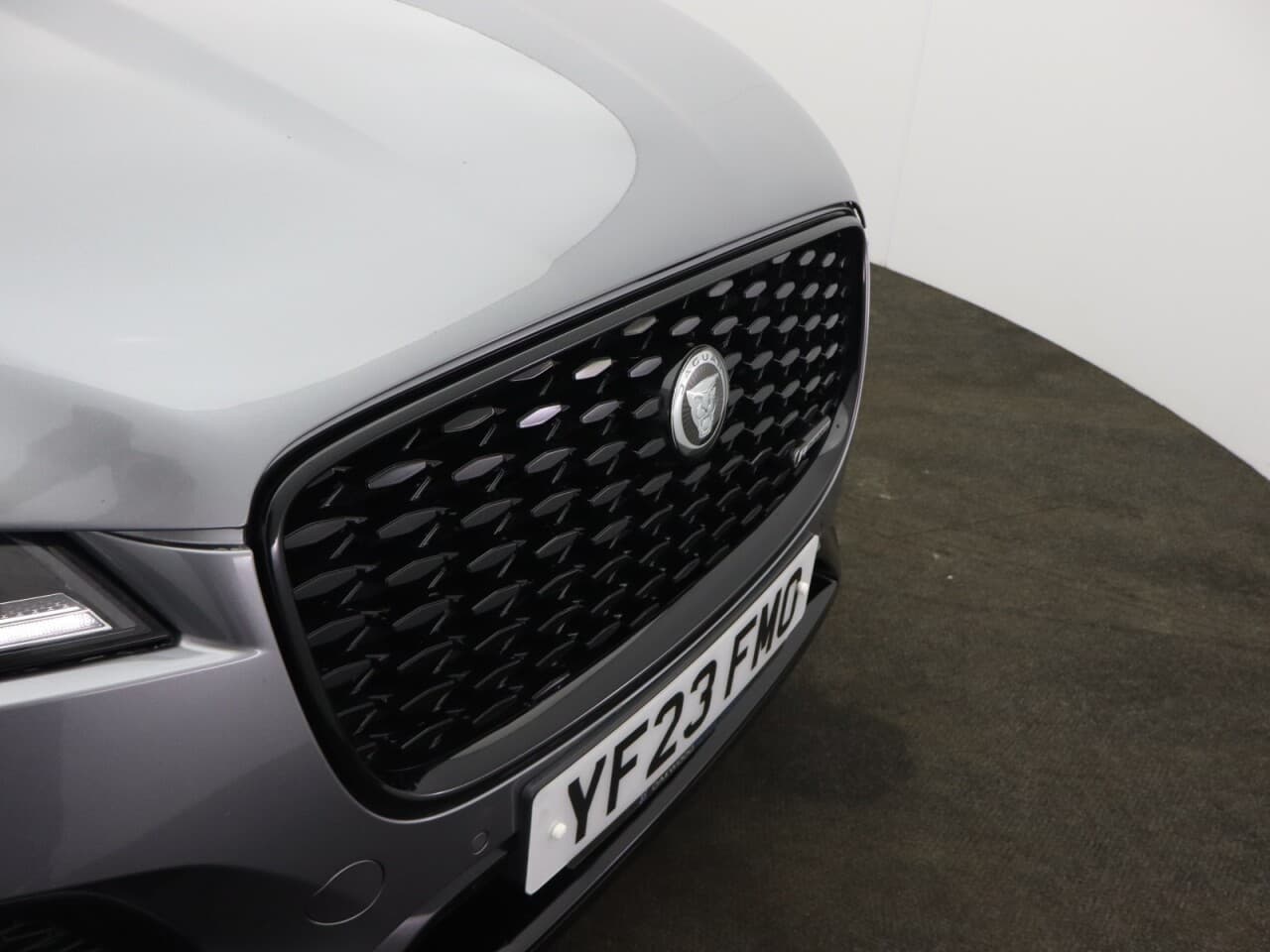 Jaguar F-Pace 2.0 D200 MHEV R-Dynamic HSE Black — image 78