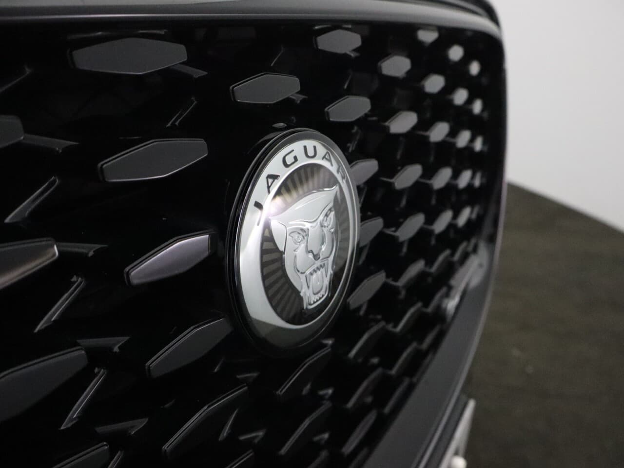 Jaguar F-Pace 2.0 D200 MHEV R-Dynamic HSE Black — image 79