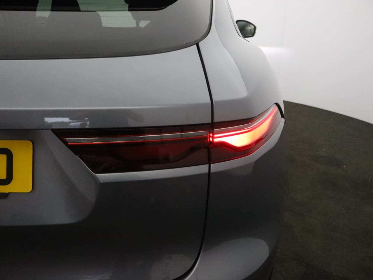Jaguar F-Pace 2.0 D200 MHEV R-Dynamic HSE Black — image 83