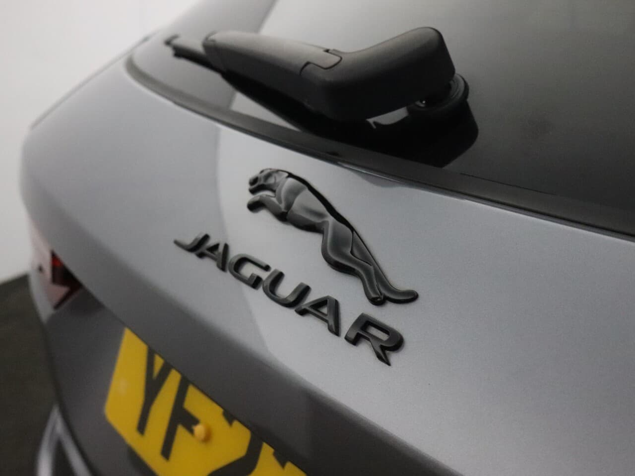 Jaguar F-Pace 2.0 D200 MHEV R-Dynamic HSE Black — image 84