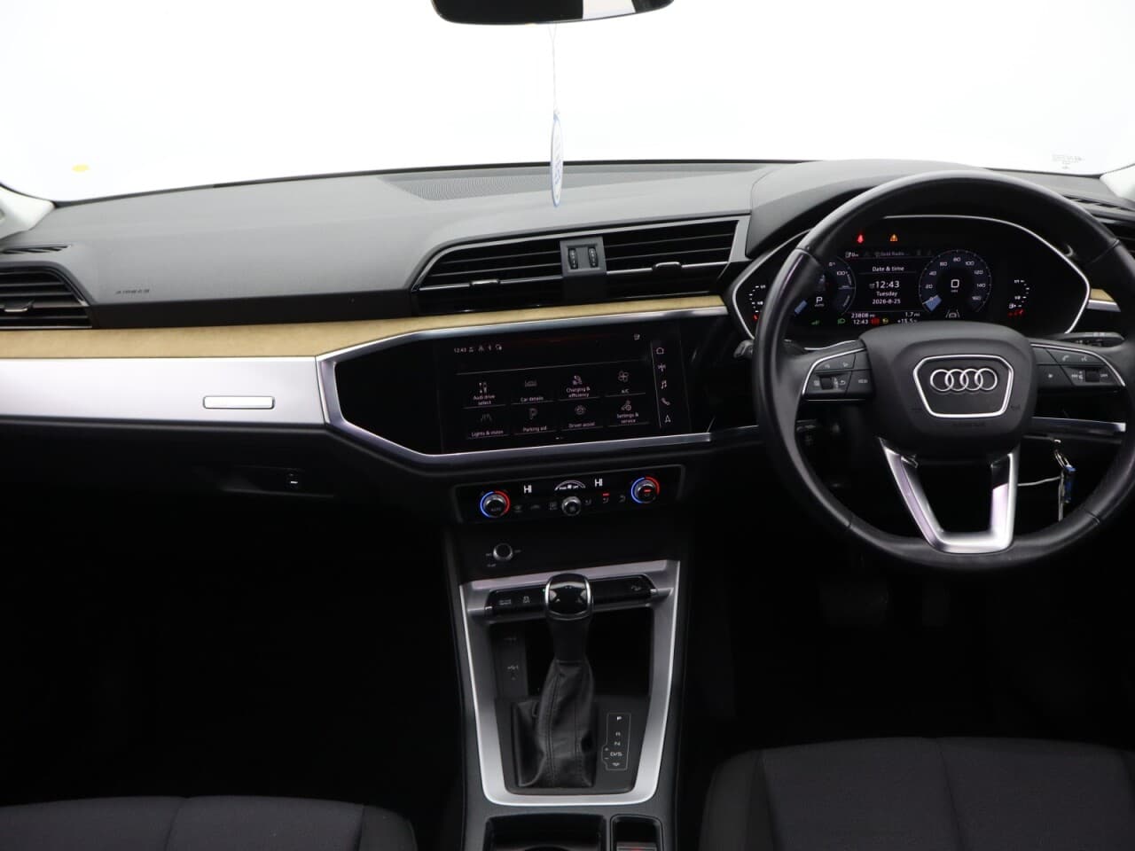 Audi Q3 1.4 TFSIe 45 Technik — image 12