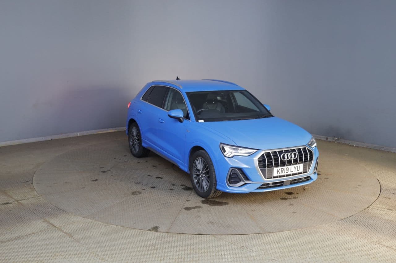 Audi Q3 1.5 TFSI CoD 35 S line view 1