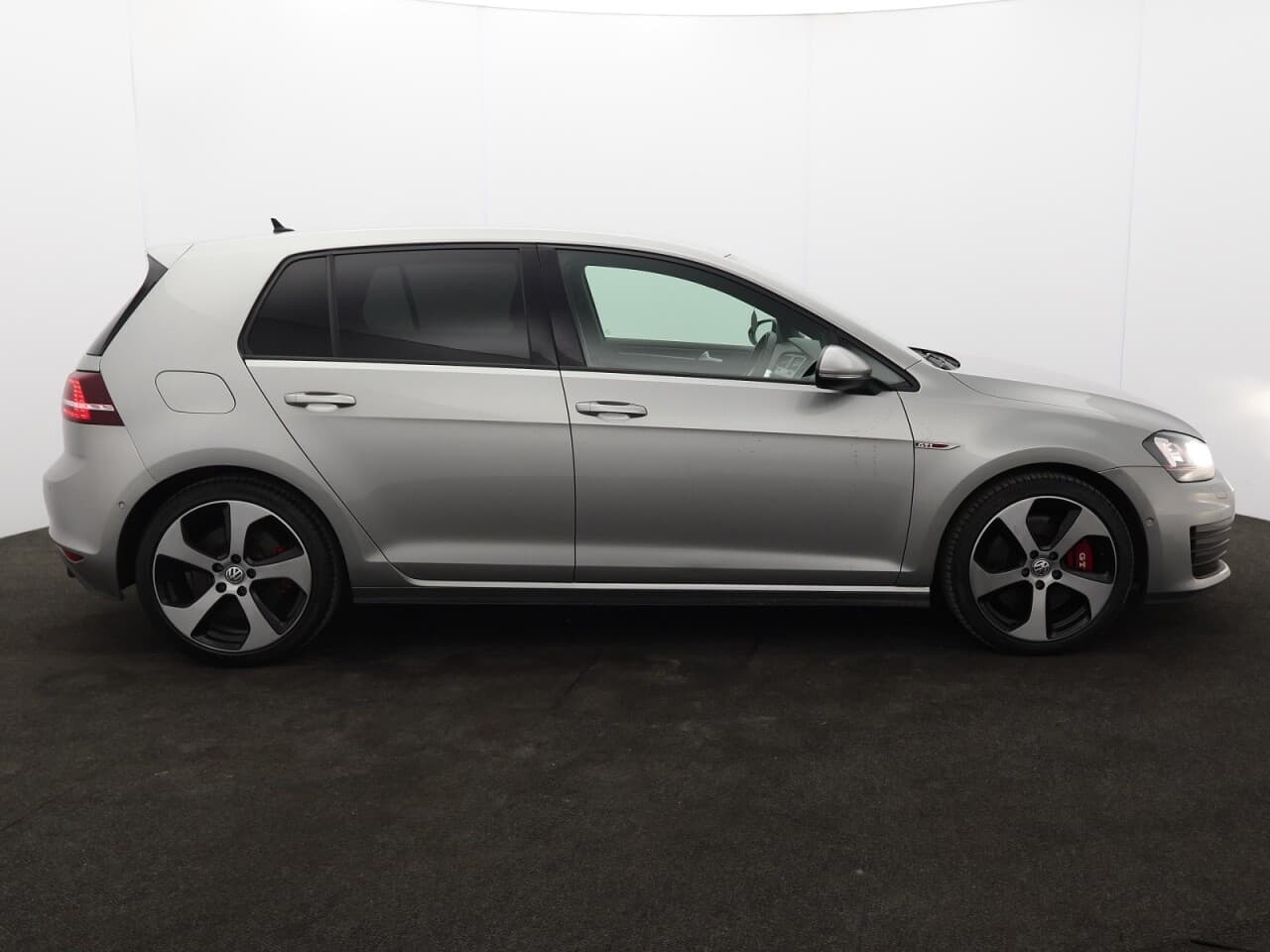 Volkswagen Golf 2.0 TSI BlueMotion Tech GTI Performance — image 11