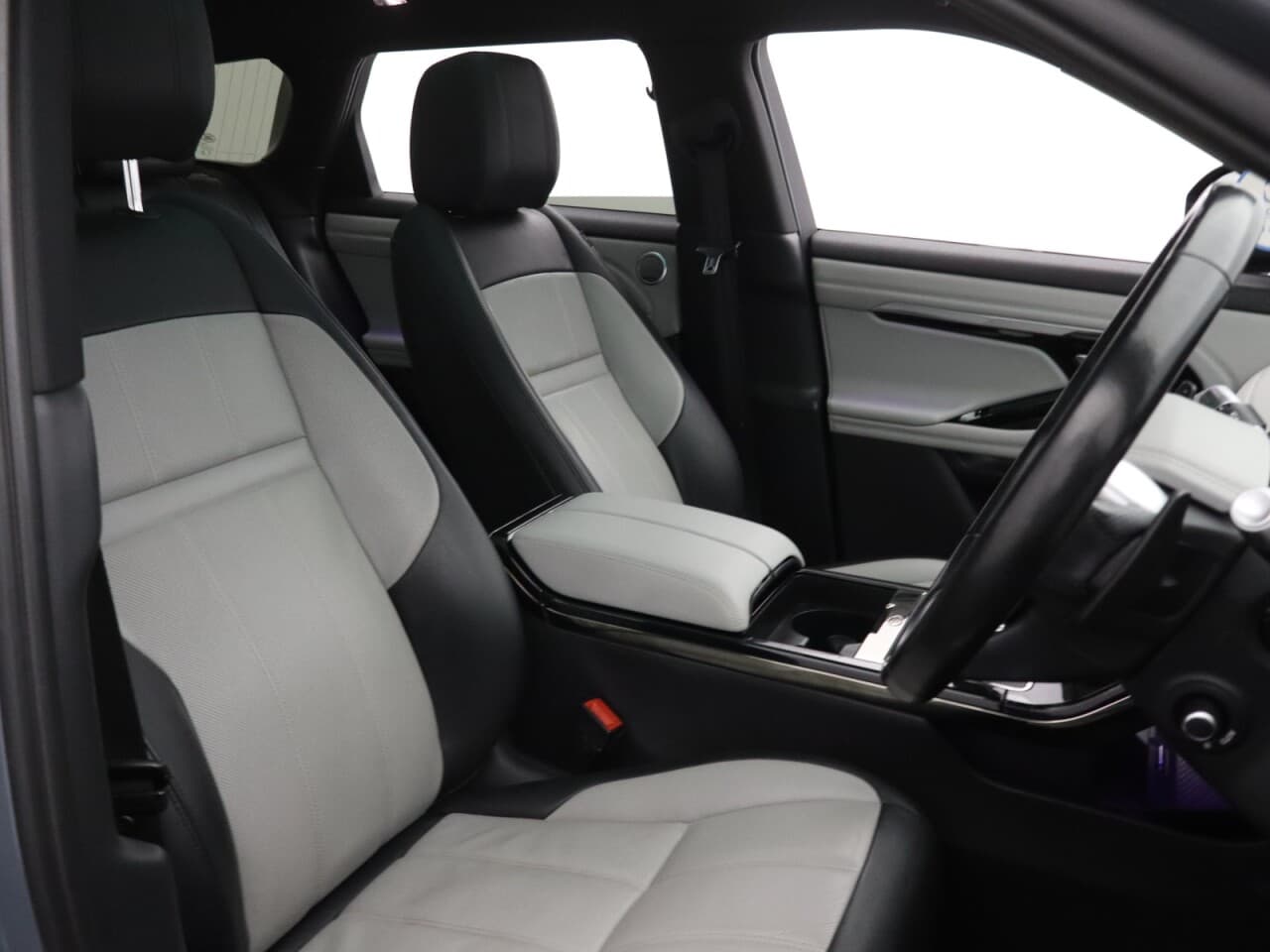 Land Rover Range Rover Evoque 2.0 D180 MHEV First Edition — image 15