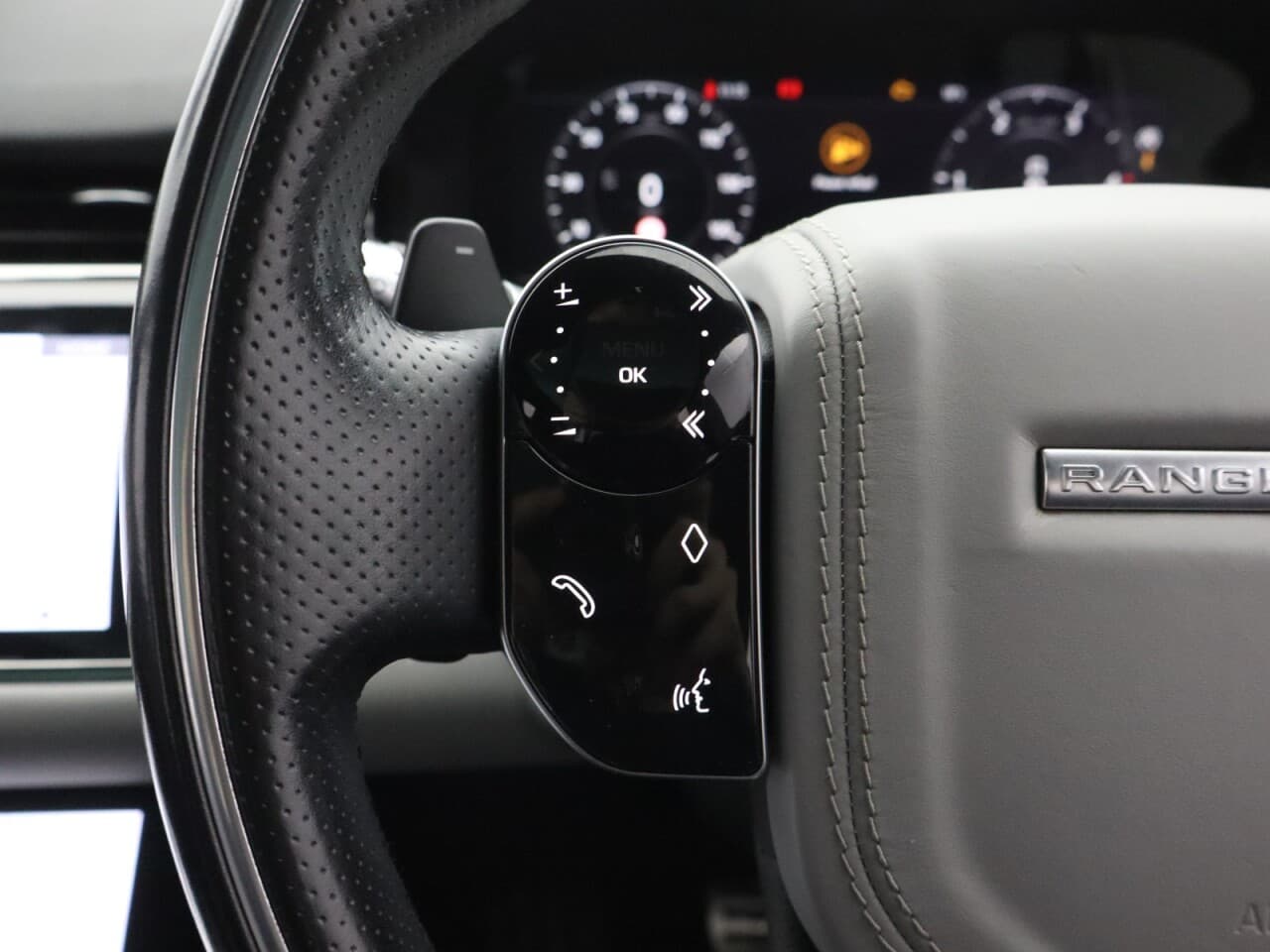 Land Rover Range Rover Evoque 2.0 D180 MHEV First Edition — image 18