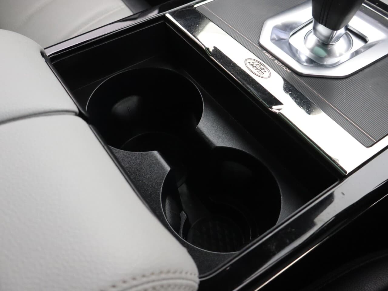 Land Rover Range Rover Evoque 2.0 D180 MHEV First Edition — image 28