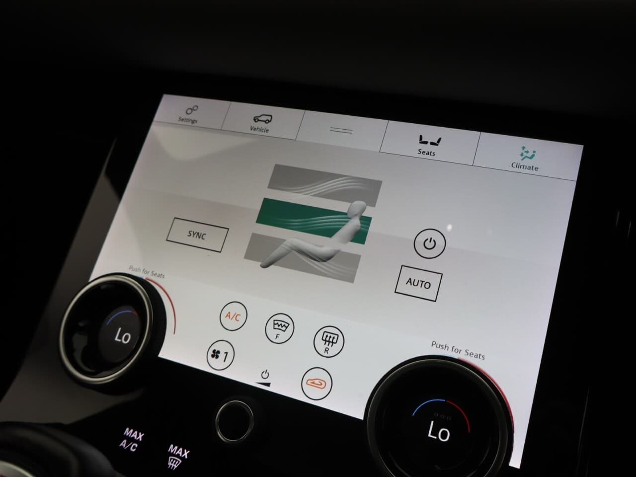 Land Rover Range Rover Evoque 2.0 D180 MHEV First Edition — image 30