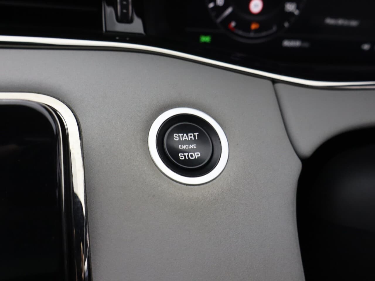 Land Rover Range Rover Evoque 2.0 D180 MHEV First Edition — image 34