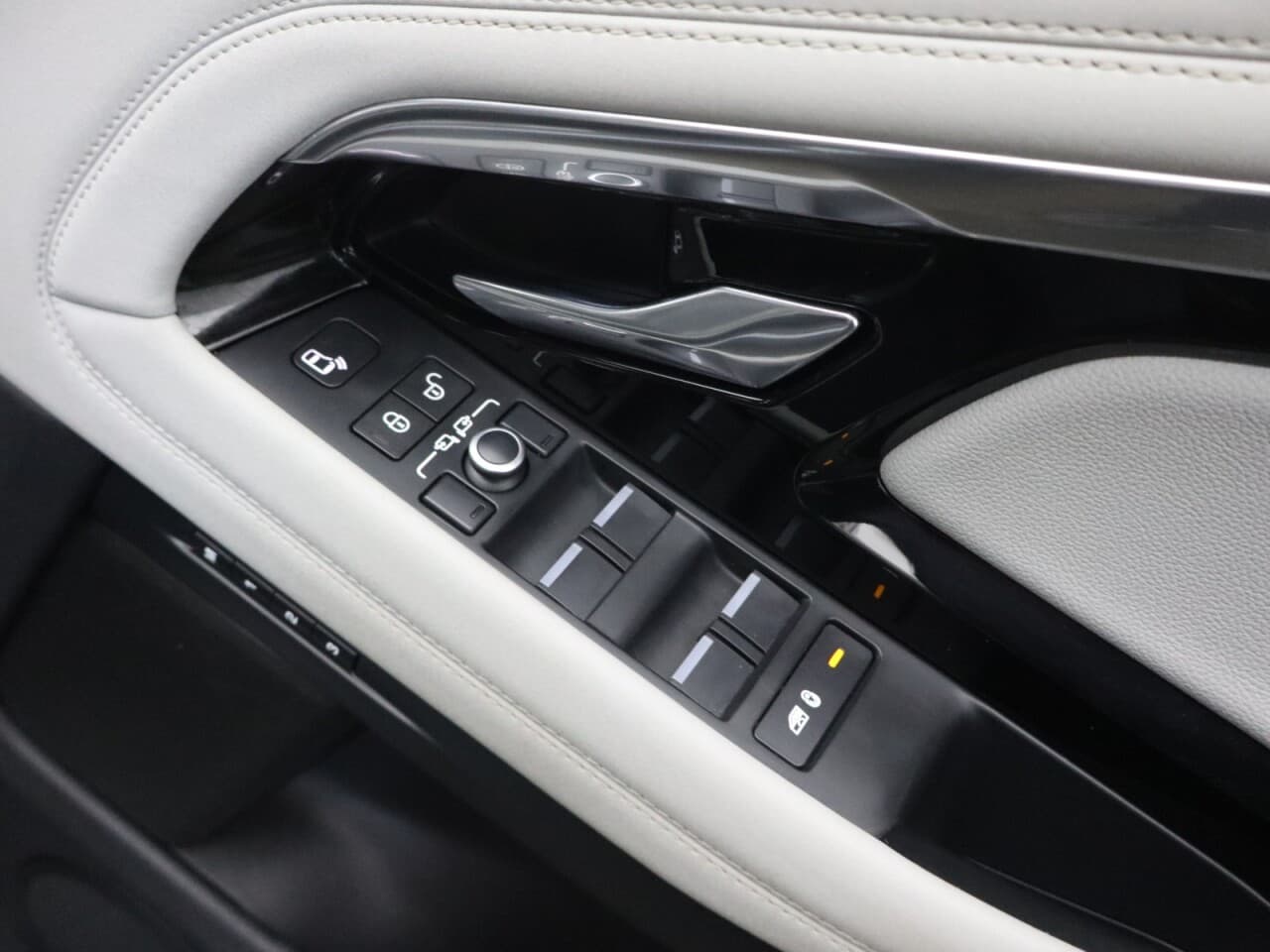 Land Rover Range Rover Evoque 2.0 D180 MHEV First Edition — image 54
