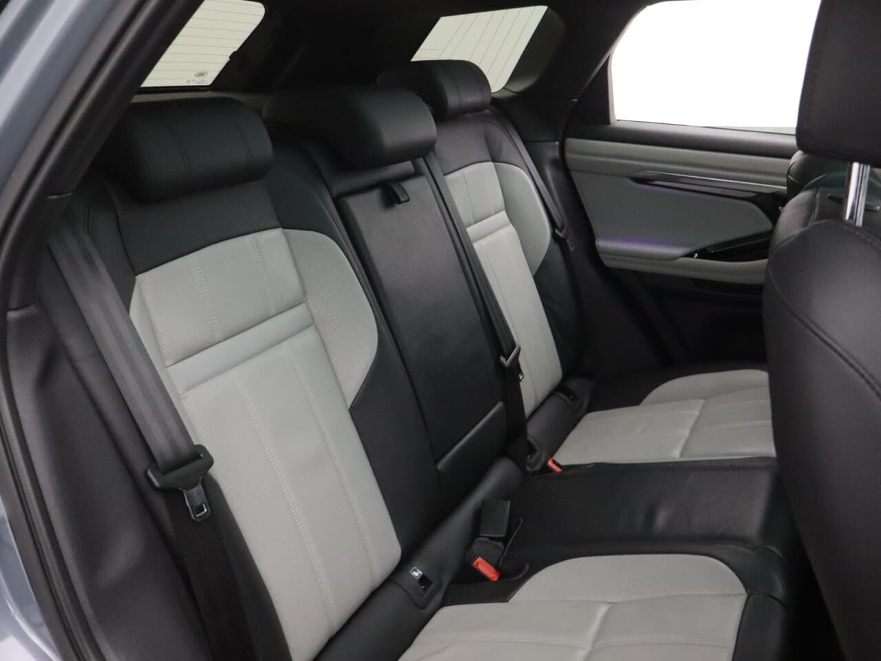 Land Rover Range Rover Evoque 2.0 D180 MHEV First Edition — image 49