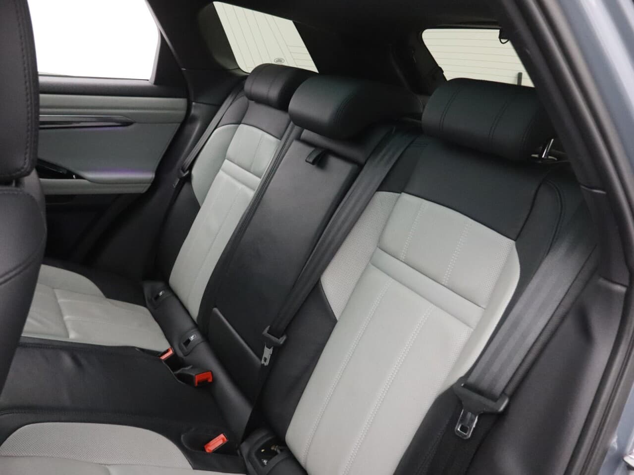 Land Rover Range Rover Evoque 2.0 D180 MHEV First Edition — image 50