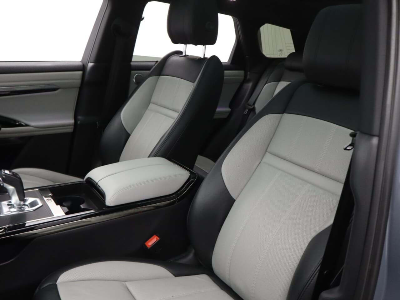 Land Rover Range Rover Evoque 2.0 D180 MHEV First Edition — image 48