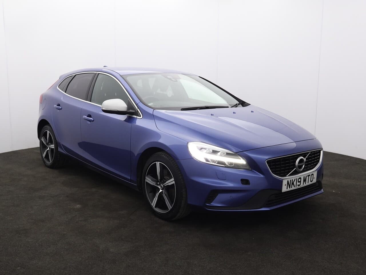 Volvo V40 1.5 T2 R-Design Edition view 1